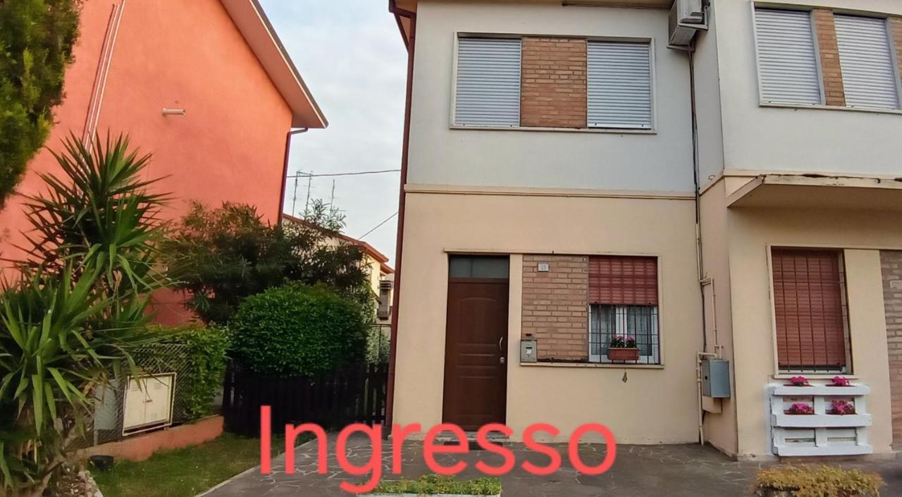 Villa Locazione Mimosa Con Giardino Ostellato Exterior foto